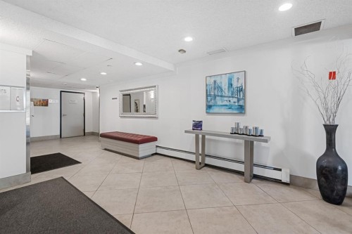 417-3730 50 Street Nw, Calgary, AB - Indoor Photo Showing Other Room
