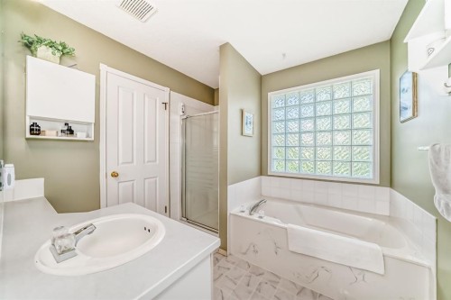 83 Gleneagles Close, Cochrane, AB - Indoor Photo Showing Bathroom