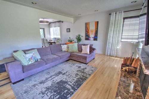 1604 Scotland Street Sw, Calgary, AB - Indoor Photo Showing Living Room