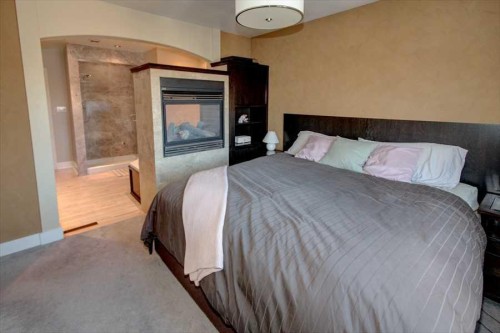 1604 Scotland Street Sw, Calgary, AB - Indoor Photo Showing Bedroom