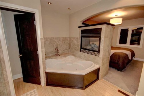 1604 Scotland Street Sw, Calgary, AB - Indoor Photo Showing Bathroom