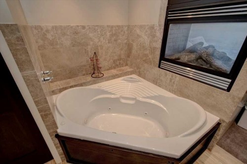 1604 Scotland Street Sw, Calgary, AB - Indoor Photo Showing Bathroom