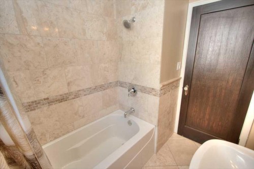1604 Scotland Street Sw, Calgary, AB - Indoor Photo Showing Bathroom