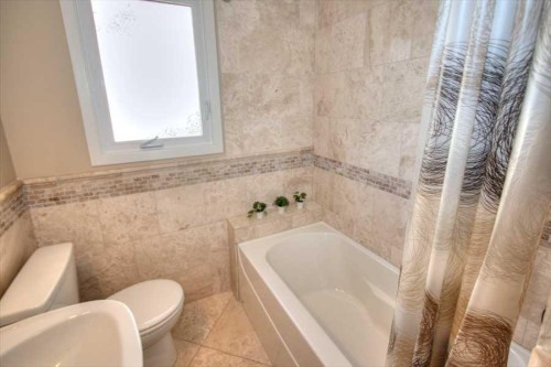 1604 Scotland Street Sw, Calgary, AB - Indoor Photo Showing Bathroom