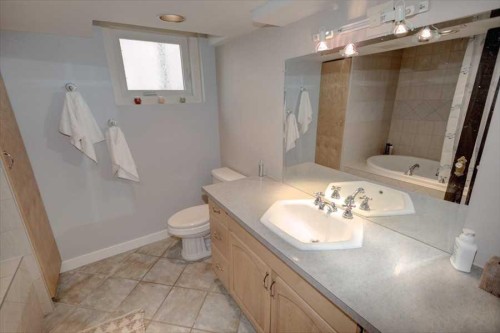 1604 Scotland Street Sw, Calgary, AB - Indoor Photo Showing Bathroom