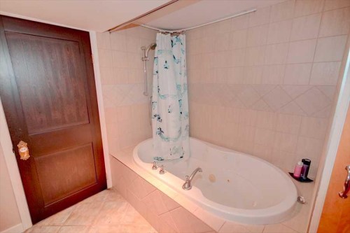 1604 Scotland Street Sw, Calgary, AB - Indoor Photo Showing Bathroom