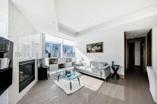302-738 1 Avenue Sw, Calgary, AB - Indoor Photo Showing Living Room With Fireplace
