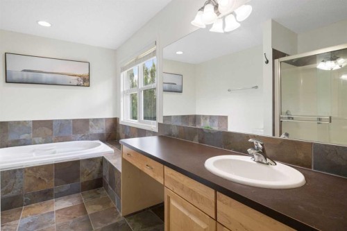 29 Sunset Close, Cochrane, AB - Indoor Photo Showing Bathroom