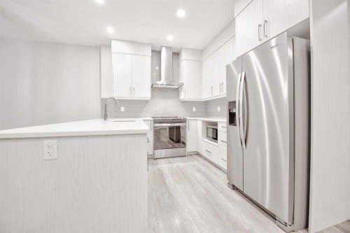 917 Crestridge Common Sw, Calgary, AB - Indoor Photo Showing Kitchen With Stainless Steel Kitchen With Upgraded Kitchen