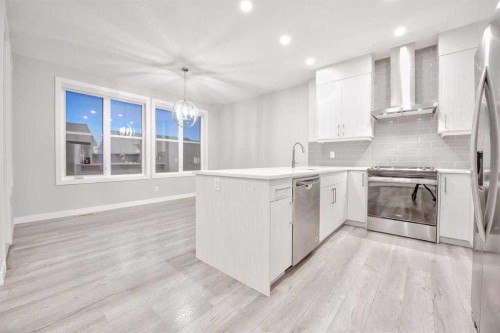 917 Crestridge Common Sw, Calgary, AB - Indoor Photo Showing Kitchen