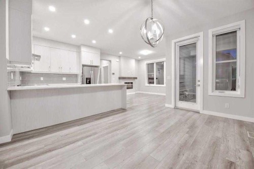 917 Crestridge Common Sw, Calgary, AB - Indoor Photo Showing Kitchen