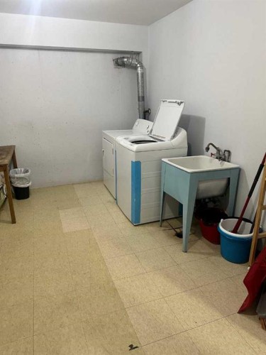 723 5 Street Ne, Calgary, AB - Indoor Photo Showing Laundry Room