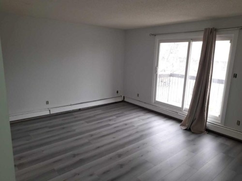 723 5 Street Ne, Calgary, AB - Indoor Photo Showing Other Room