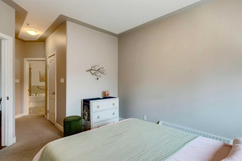 534-10 Discovery Ridge Close Sw, Calgary, AB - Indoor Photo Showing Bedroom