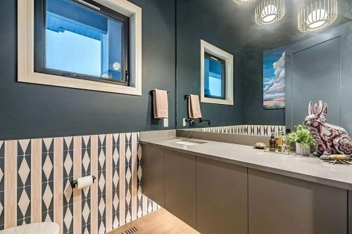 10 Westmount Point, Okotoks, AB - Indoor Photo Showing Bathroom