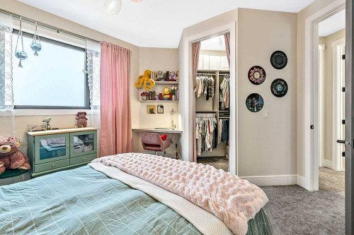 10 Westmount Point, Okotoks, AB - Indoor Photo Showing Bedroom