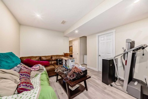 9 Copperpond Avenue Se, Calgary, AB - Indoor
