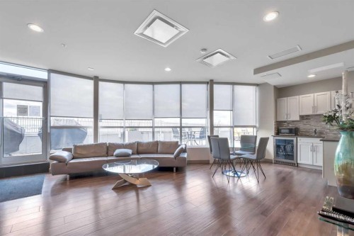 410-24 Varsity Estates Circle Nw, Calgary, AB - Indoor Photo Showing Living Room