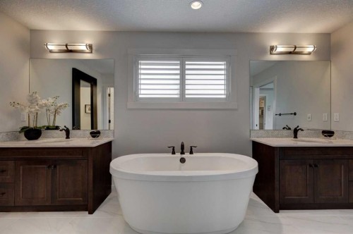 19 Cranbrook Crescent Se, Calgary, AB - Indoor Photo Showing Bathroom
