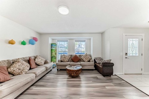 32 Taravista Crescent Ne, Calgary, AB - Indoor Photo Showing Living Room
