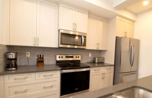 103 Sunrise Common, Cochrane, AB - Indoor Photo Showing Kitchen