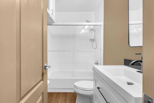 2211 45 Street Se, Calgary, AB - Indoor Photo Showing Bathroom