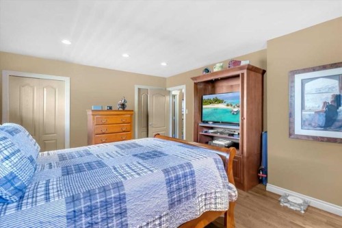 2211 45 Street Se, Calgary, AB - Indoor Photo Showing Bedroom