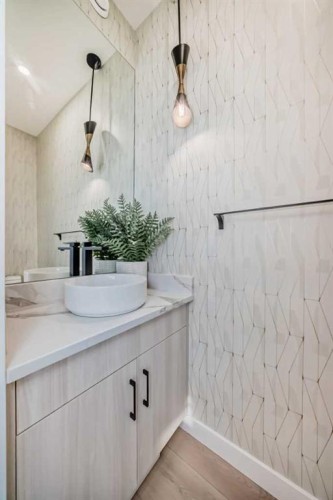 3349 Spruce Drive Sw, Calgary, AB - Indoor Photo Showing Bathroom