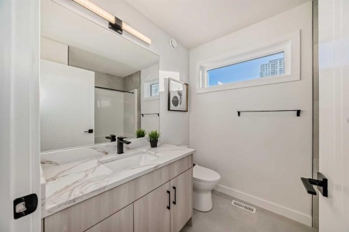 3349 Spruce Drive Sw, Calgary, AB - Indoor Photo Showing Bathroom