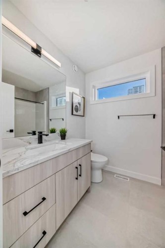3349 Spruce Drive Sw, Calgary, AB - Indoor Photo Showing Bathroom
