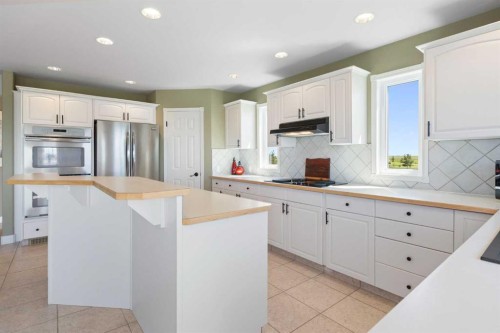 250257 271 Range Road, Rural Rocky View County, AB - Indoor Photo Showing Kitchen