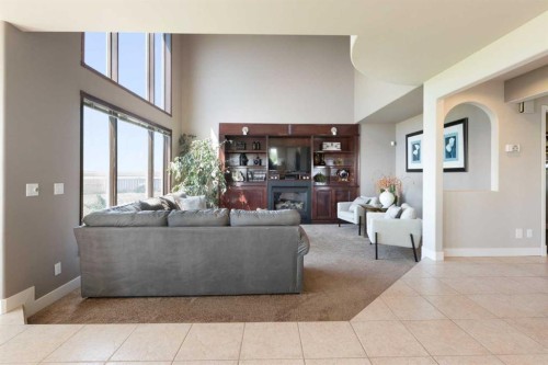 250257 271 Range Road, Rural Rocky View County, AB - Indoor Photo Showing Living Room