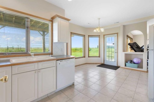 250257 271 Range Road, Rural Rocky View County, AB - Indoor Photo Showing Kitchen