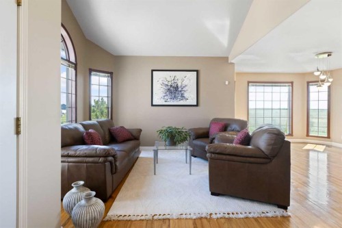250257 271 Range Road, Rural Rocky View County, AB - Indoor Photo Showing Living Room