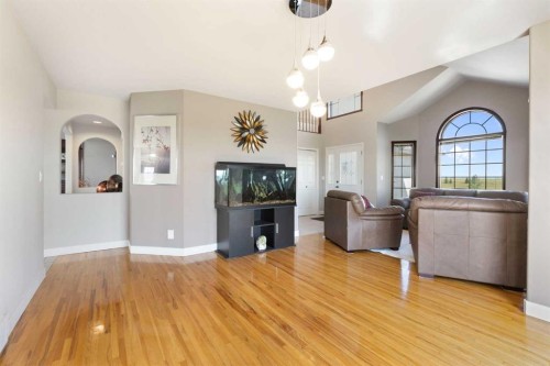 250257 271 Range Road, Rural Rocky View County, AB - Indoor Photo Showing Living Room