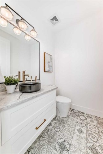 2426 53 Avenue Sw, Calgary, AB - Indoor Photo Showing Bathroom