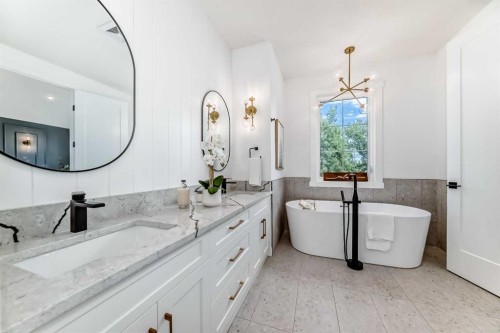 2426 53 Avenue Sw, Calgary, AB - Indoor Photo Showing Bathroom