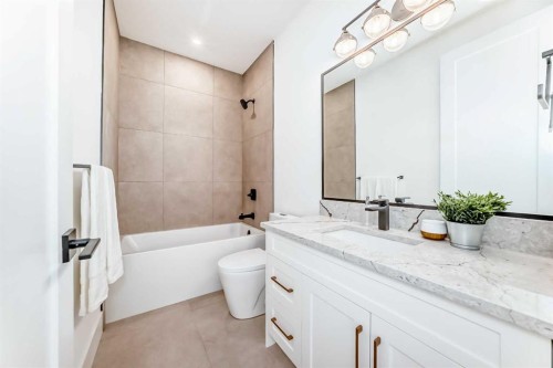 2426 53 Avenue Sw, Calgary, AB - Indoor Photo Showing Bathroom