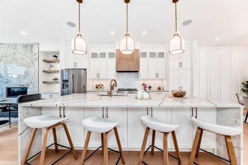 2426 53 Avenue Sw, Calgary, AB - Indoor Photo Showing Kitchen With Upgraded Kitchen