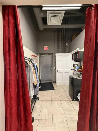 123 Alterations Lane Nw, Calgary, AB 