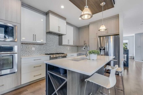 434 30 Avenue Nw, Calgary, AB - Indoor Photo Showing Kitchen With Double Sink With Upgraded Kitchen