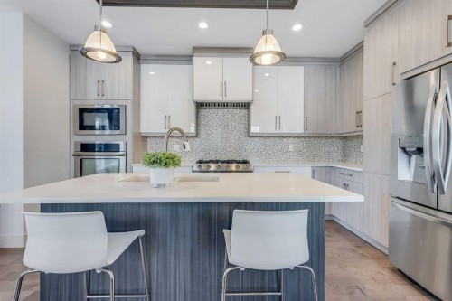 434 30 Avenue Nw, Calgary, AB - Indoor Photo Showing Kitchen With Upgraded Kitchen