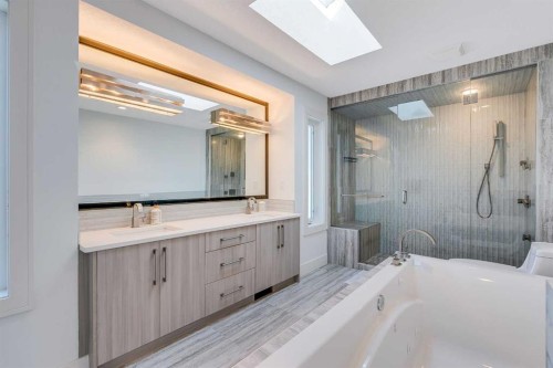 434 30 Avenue Nw, Calgary, AB - Indoor Photo Showing Bathroom