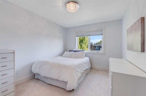 434 30 Avenue Nw, Calgary, AB - Indoor Photo Showing Bedroom