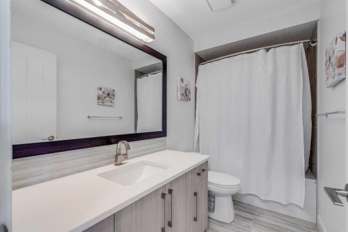 434 30 Avenue Nw, Calgary, AB - Indoor Photo Showing Bathroom