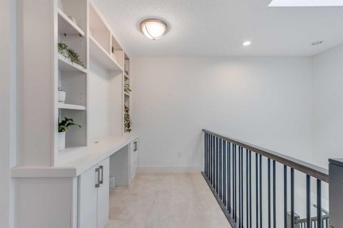 434 30 Avenue Nw, Calgary, AB - Indoor Photo Showing Other Room