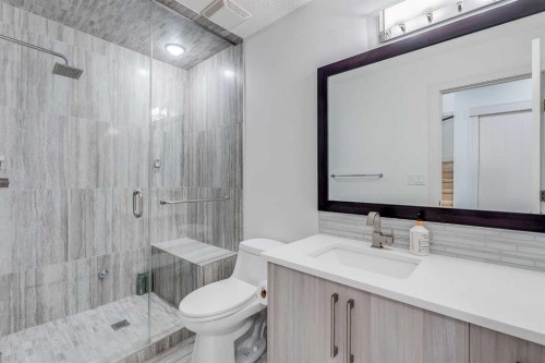 434 30 Avenue Nw, Calgary, AB - Indoor Photo Showing Bathroom