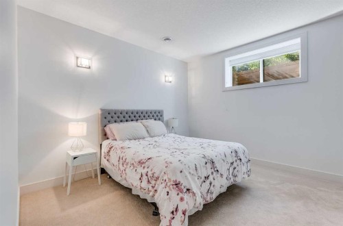 434 30 Avenue Nw, Calgary, AB - Indoor Photo Showing Bedroom