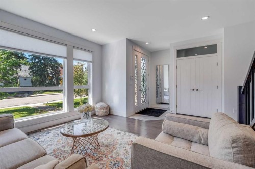 434 30 Avenue Nw, Calgary, AB - Indoor Photo Showing Living Room