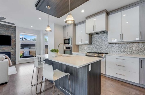 434 30 Avenue Nw, Calgary, AB - Indoor Photo Showing Kitchen With Upgraded Kitchen